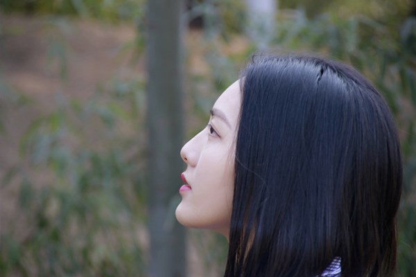 洗完头抓头皮上有白泥怎么解决,如何清洗头皮上覆盖的白泥要抠吗