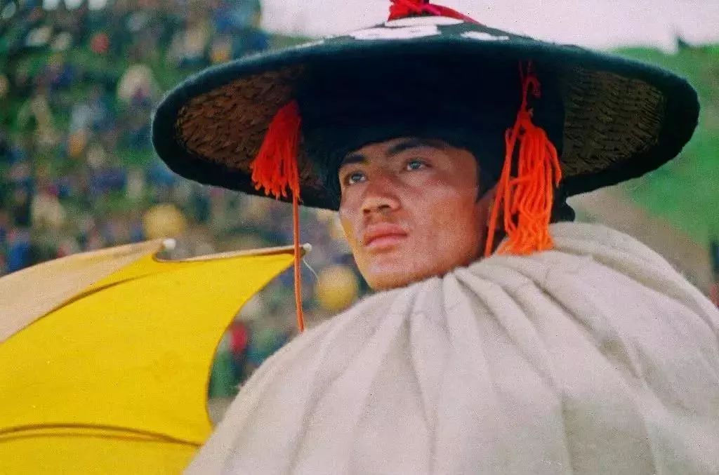 彝族民族服饰视频,彝族服饰惊艳