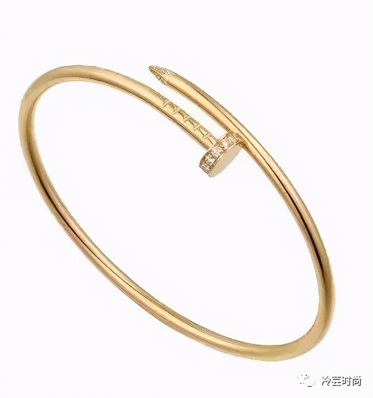 项链的活动扣佩戴方法,项链的佩戴要讲究八大搭配技巧