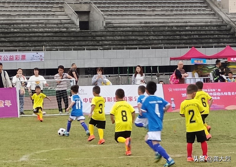 二年级初次足球比赛勇夺季军,乐至县二幼篮球