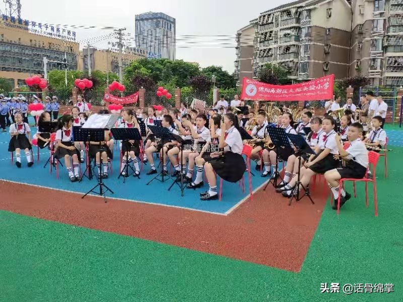 学习之外这里的孩子足球、书法、唱歌、跳舞……样样行