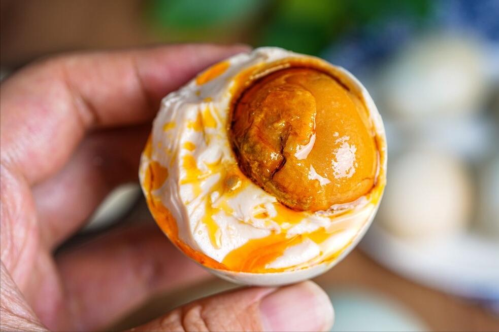 腌咸鸭蛋不要太咸还流油的做法,腌咸鸭蛋不用白酒的方法