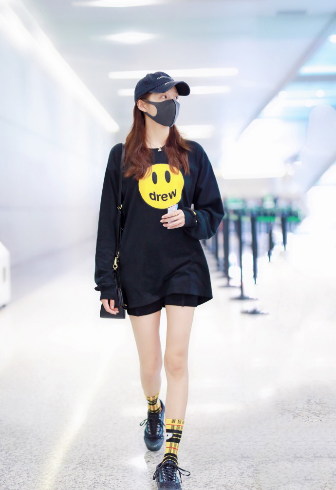 关晓彤穿着露肚脐可爱图片,关晓彤黑色露脐装