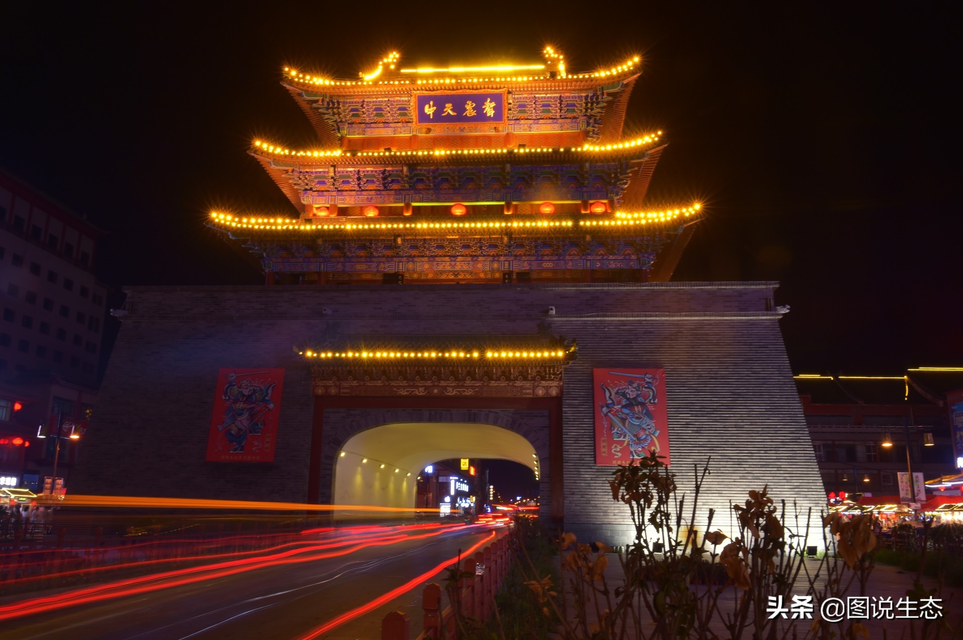 华灯初上，开封香飘夜空，叫卖声、欢笑声构成夜市版的清明上河图