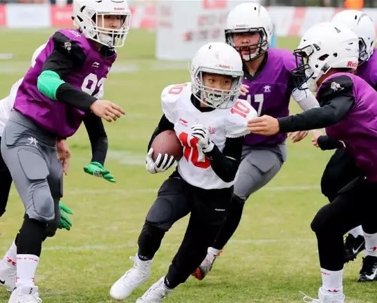 打败中国足球队的绝招,篮球足球橄榄球影响力