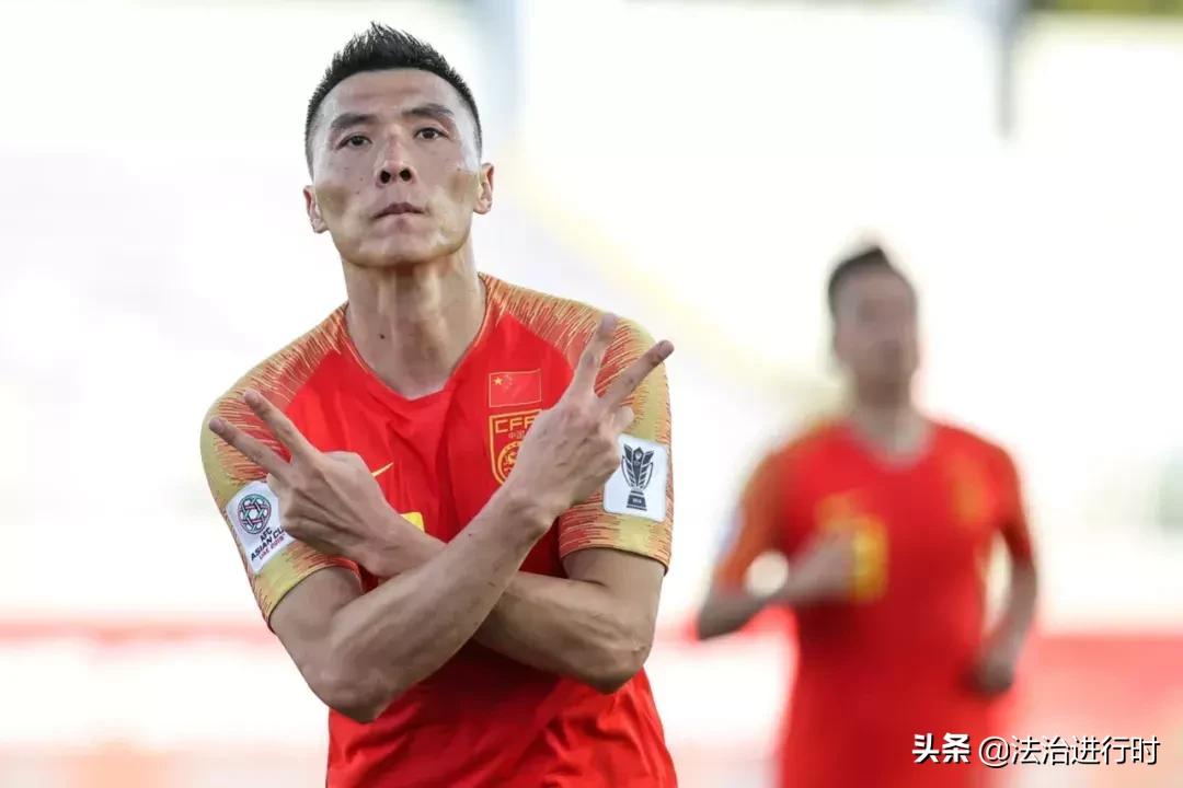 V早报：机场安检男子面露诡异微笑原来嘴里藏火机