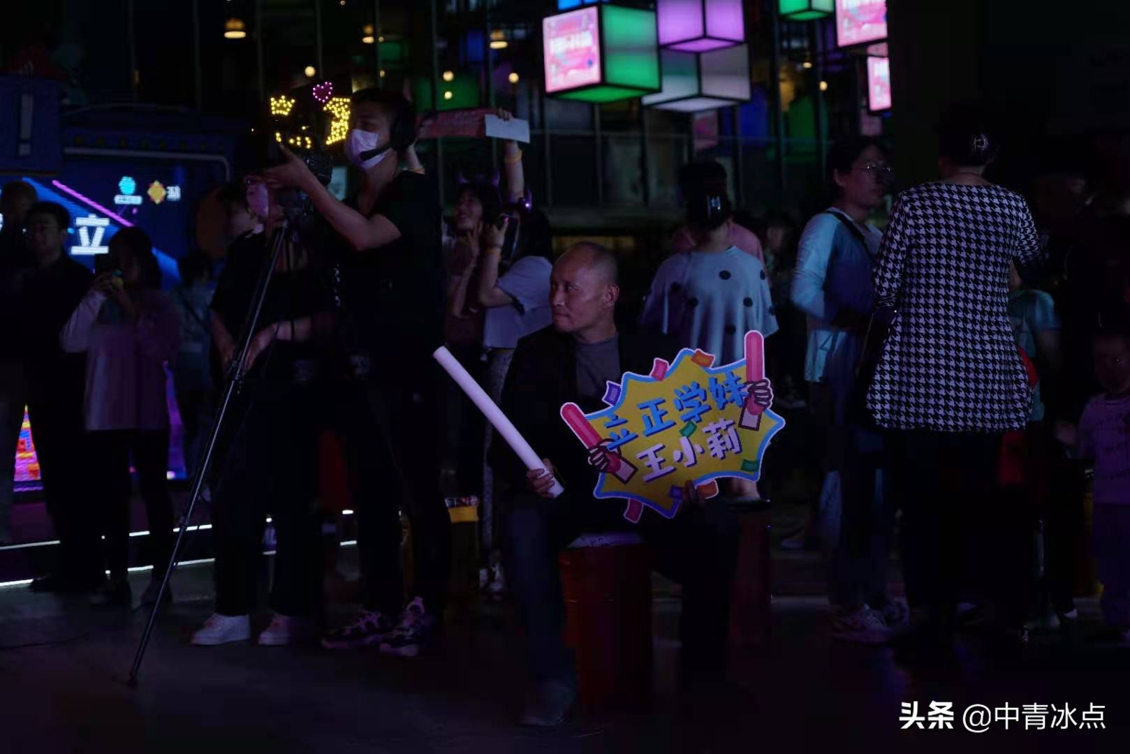 在河南，有19个叫“小莉”的姑娘以帮忙为工作，帮人*薪讨**、维权、寻亲，有时却会遭受辱骂、恐吓、殴打