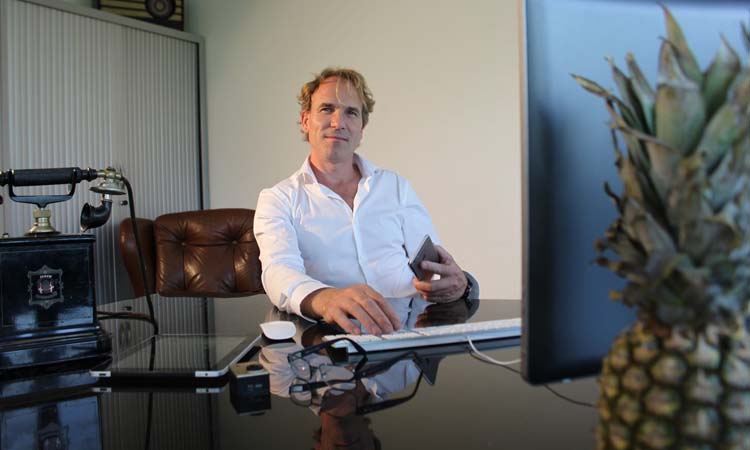 同事老是挑衅我可以报警吗,第一天上班遇到同事不断挑衅