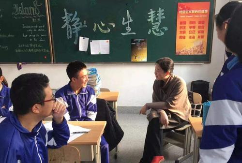 老师上课遇到调皮不听话的学生,老师上课学生调皮捣乱