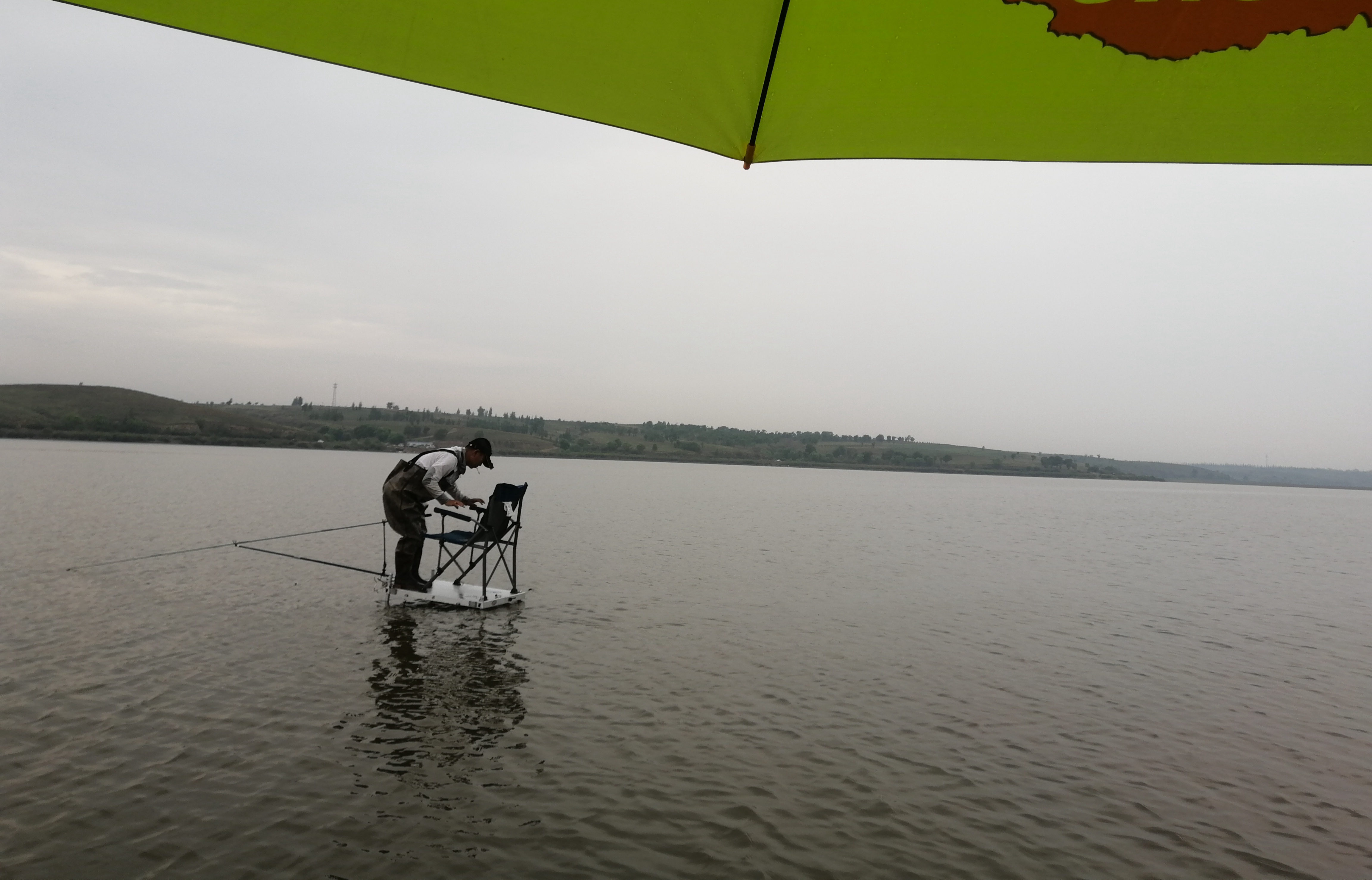 河里野钓长竿短竿哪个更好,水库野钓钓竿怎么选好用