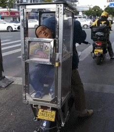 搞笑gif跟着妹子的节拍摇起来,敲锣打鼓甩头搞笑gif