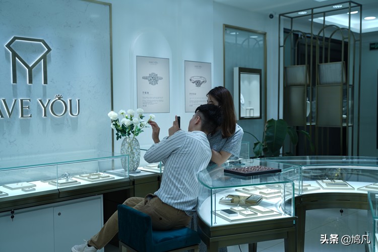 买钻石是交智商税吗,买钻戒切忌盲目挑选钻石颜色等级