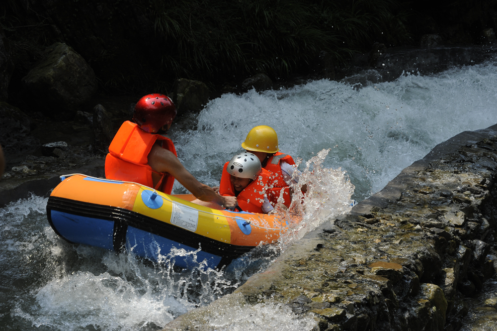 重庆小姐、竞速漂流、神龙舞！好耍不过神龙峡，6.1“生态”开漂