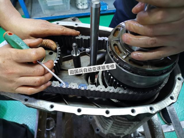 新款保时捷卡宴行驶中嗡嗡响,保时捷卡宴中控下面异响