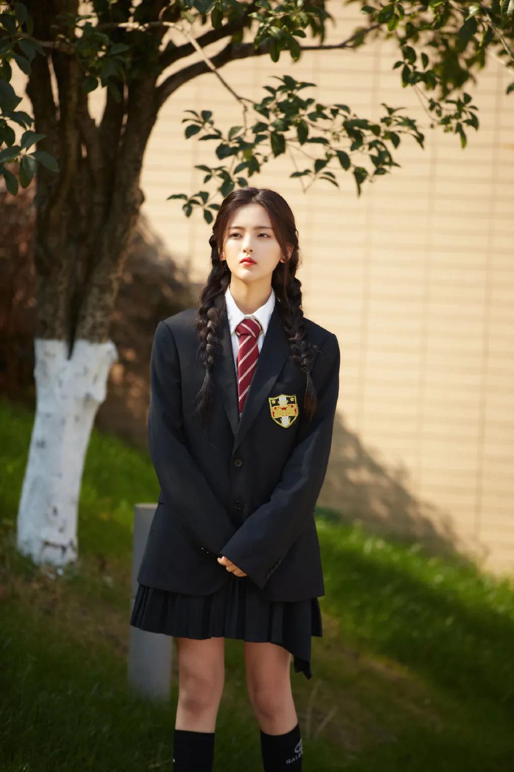 超减龄穿搭法则被杨超越狠狠拿捏,杨超越水手服穿搭