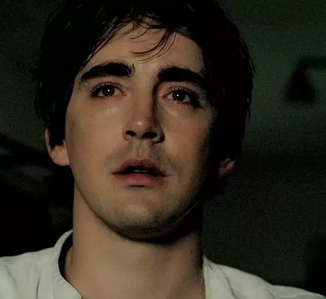 7年前惊艳世界的精灵王,如今在开拖拉机,“大王您养鸡都美”