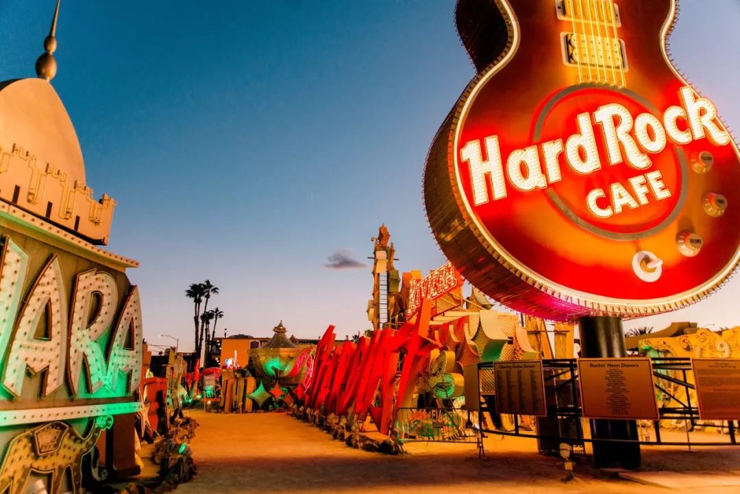 你看这把吉他辣么大，快把它拍下来