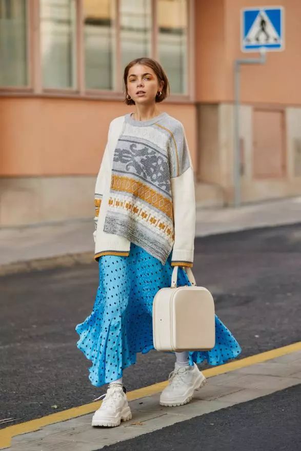 杨幂穿搭模仿张嘉倪,杨幂穿搭是模仿的谁