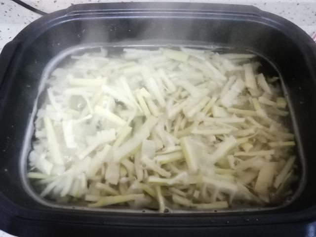 带皮新鲜小竹笋春笋怎么做才好吃,油焖春笋少油