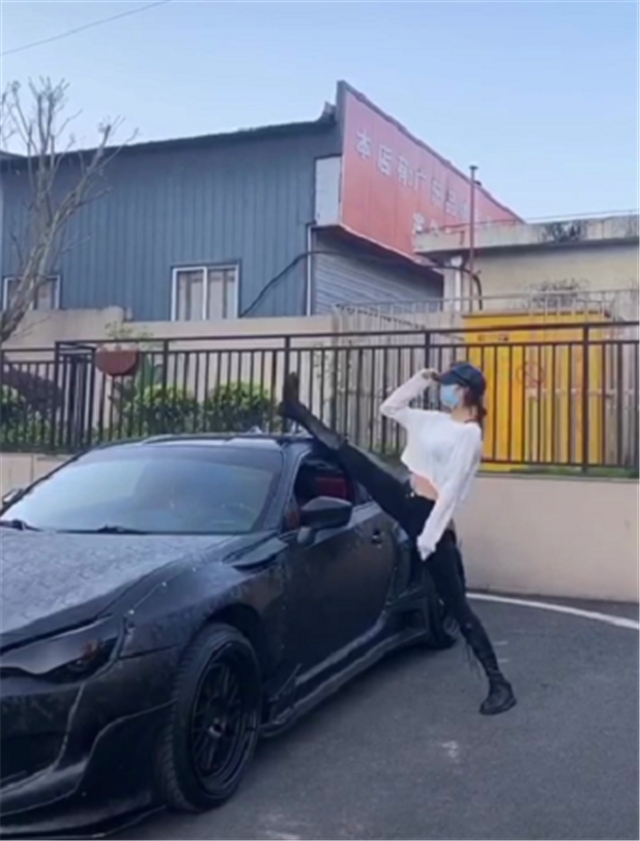 90后女生汽车贴膜,90后女司机车贴