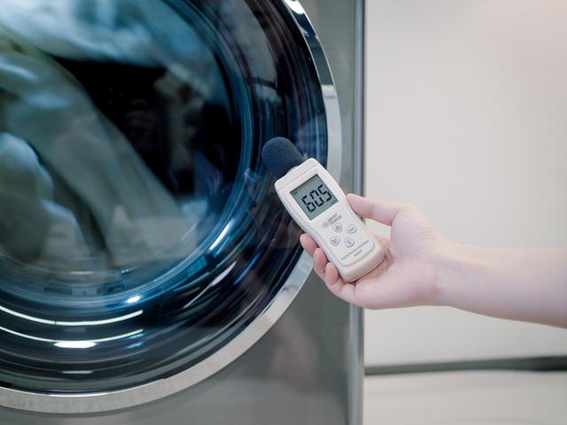 阴雨天衣服晾不干发馊要重洗吗,下雨天如何让自己的衣物快速烘干