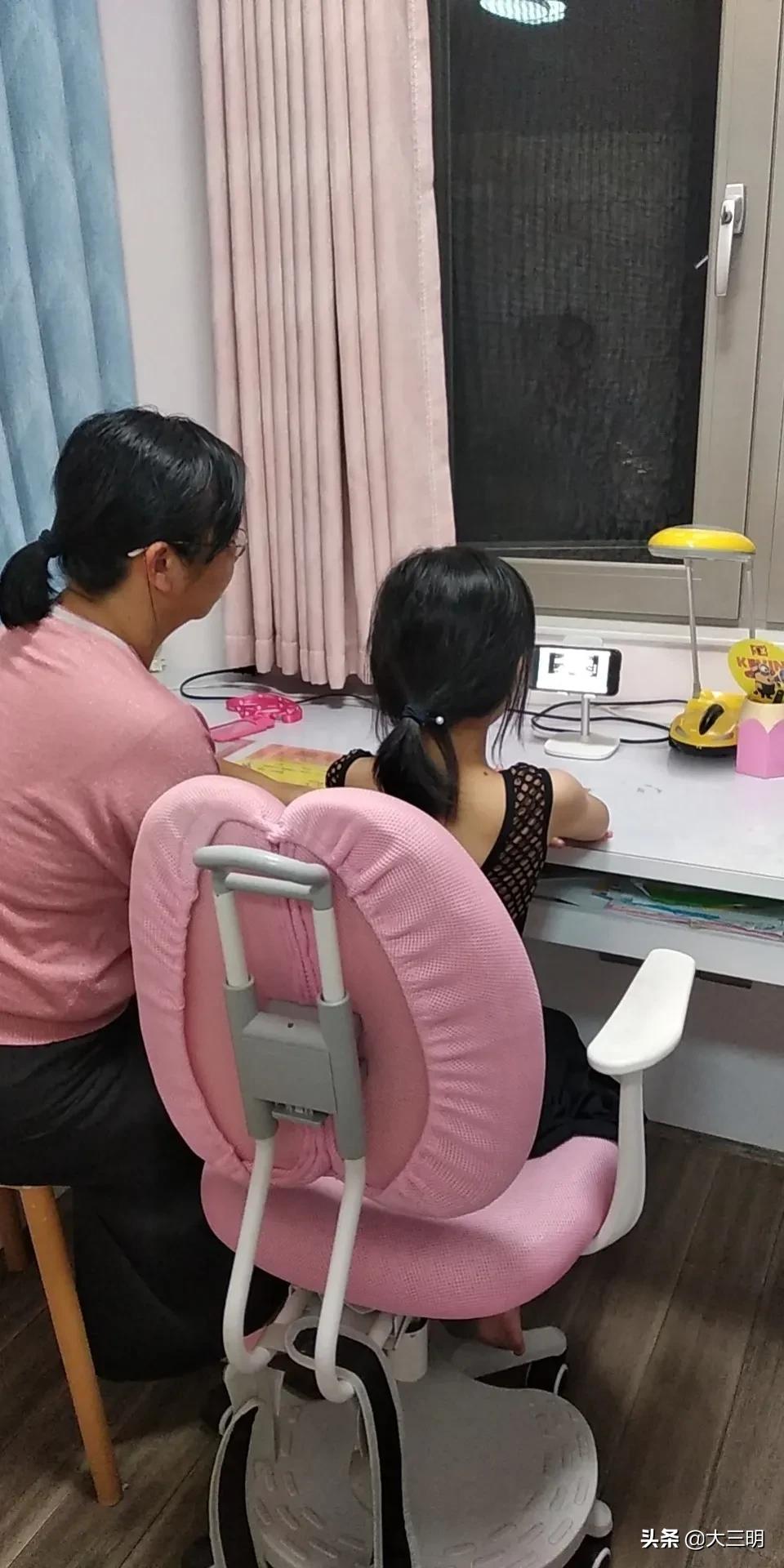 家校共育丨三明学院附属小学组织学生收看直播“抗疫逆行，忠孝何以两全？