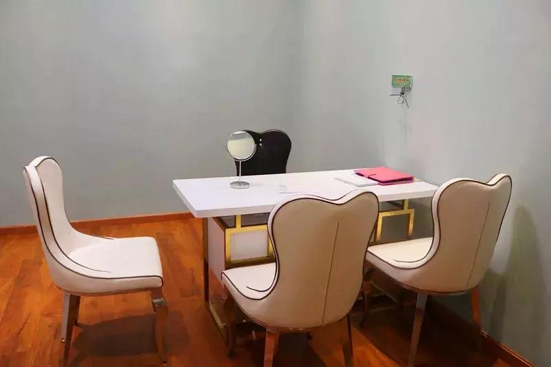 揭秘！天津路这家店，门口停满豪车！还不时有各种靓丽女子进出.