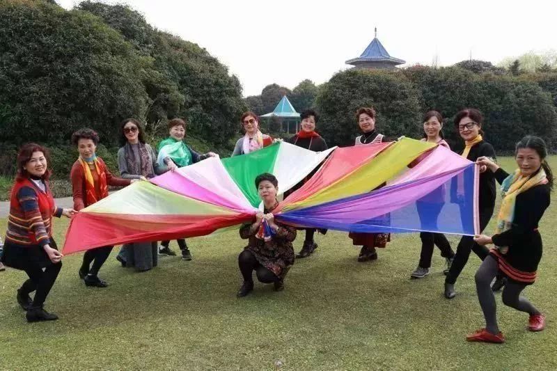 中国大妈拍照十大姿势抖音,中国大妈丝巾拍照姿势