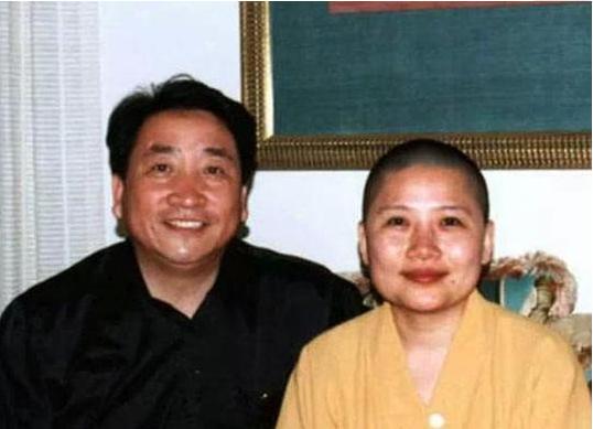 56岁著名女歌手事业巅峰，却突然皈依佛门，称自己不是出家是回家