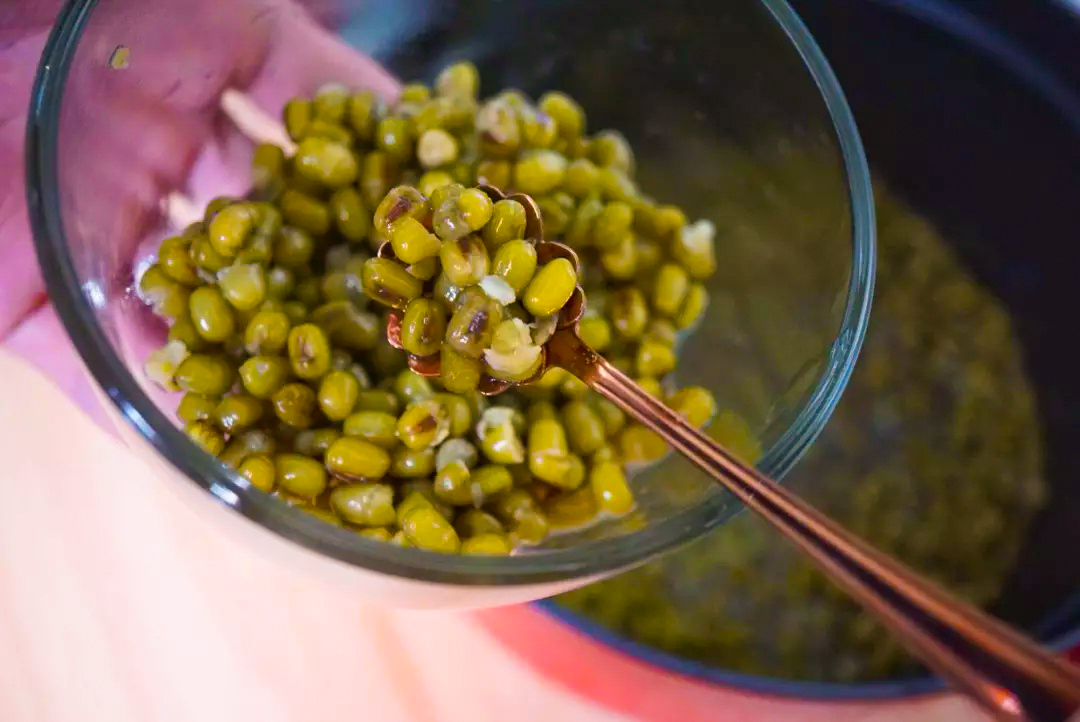 煮出颜色碧绿的绿豆汤的正确方法,怎么煮出来的绿豆汤不会变颜色