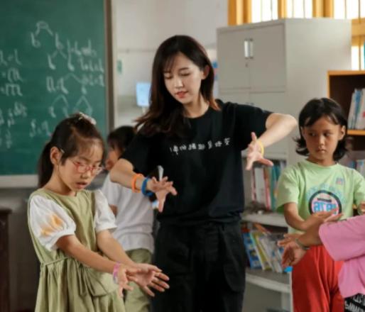 90后甜美教师龙晶晴,在乡村支教十年后被举报,原因有多荒唐