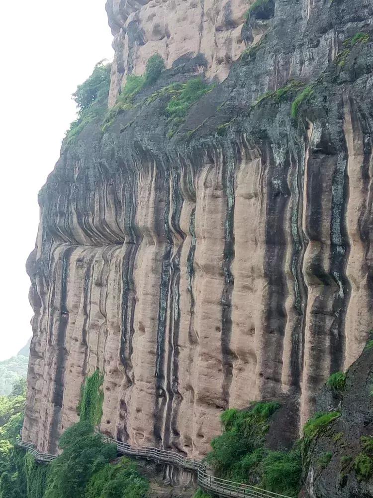 一个让人流连忘返的地方,山清水秀,只需要坐在河边发呆就行。