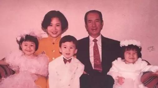 赌王三太参加活动穿得太朴素,赌王三太珍珠项链