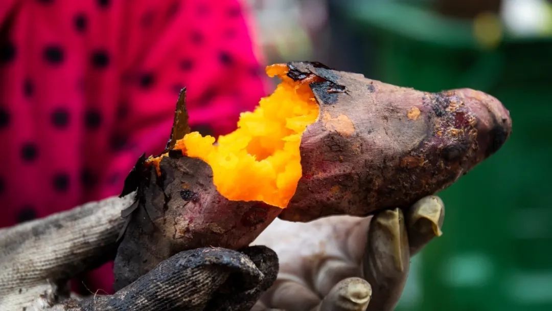 冬天的四大美食烤蜜薯糖炒栗子,冬日必吃烤红薯糖炒栗子奶茶