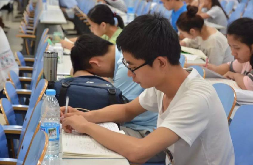 又是一年开学季,安徽财经大学迎新标语走红,网友笑出“鹅叫”