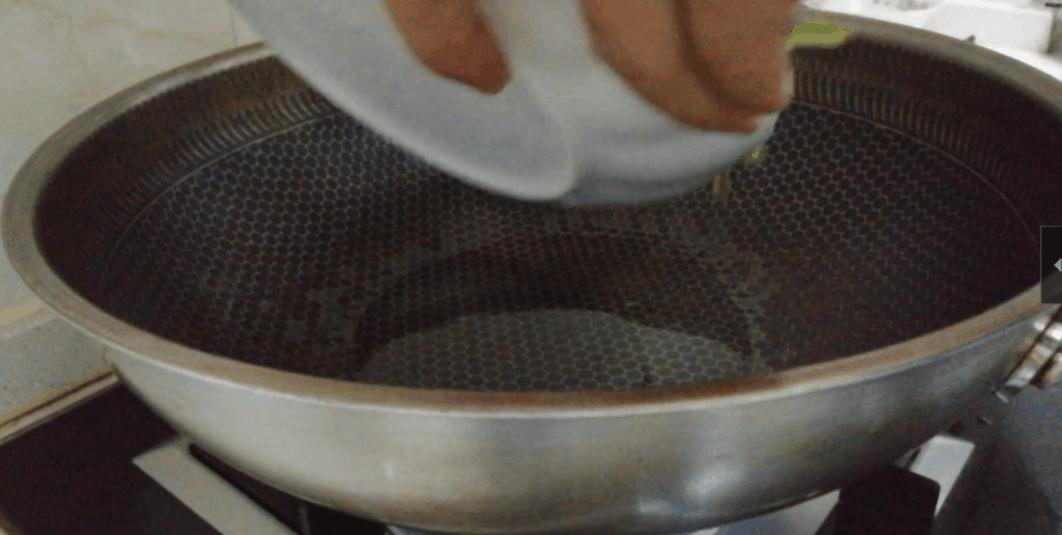 酱油炒面粘锅,炒粉炒面一放酱油就粘锅