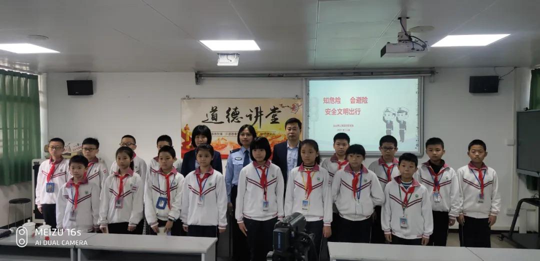 警花带你学交规哪4个时间要记住,警花带你学交规上学请走斑马线