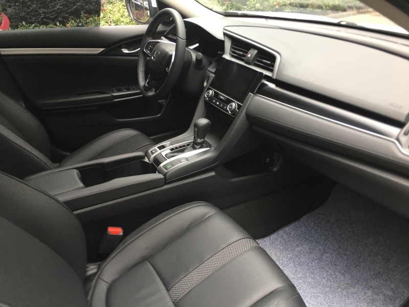 本田思域白色款,本田思域白色车漆蹭了怎么修复