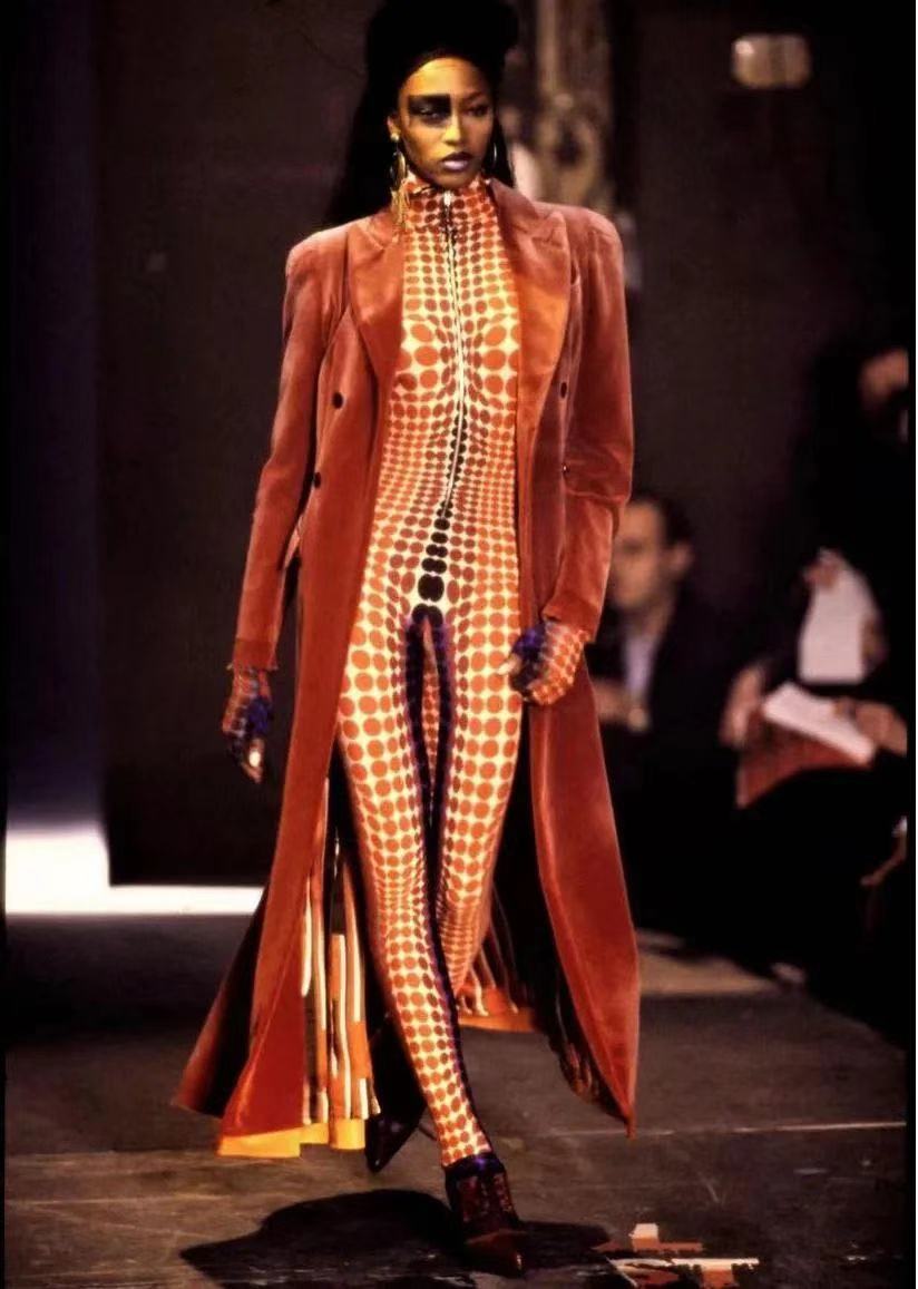 快成主流的“亚逼”,是一个___词?