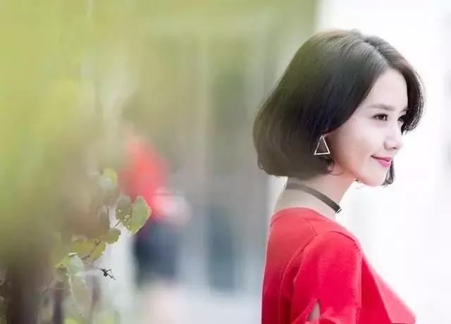 内扣怎么卷短发,一边内扣一边外翘短发