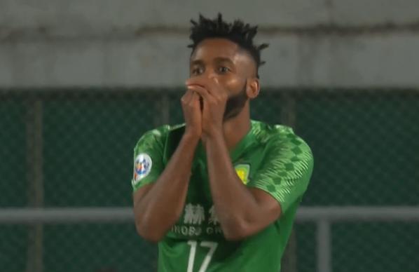 裁判抢镜,裁判无视巴萨禁区犯规手球