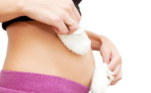 孕期天天喝水，却查出羊水偏低，孕期喝水和羊水量有关吗？