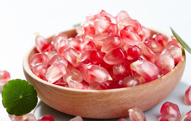 秋天吃石榴身体会收获5大好处,秋天吃石榴的利与弊