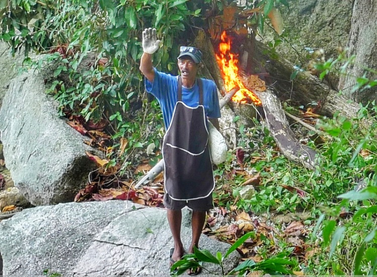 徒步探访马来西亚孤岛小村：医疗免费，孩子辍学家长坐牢