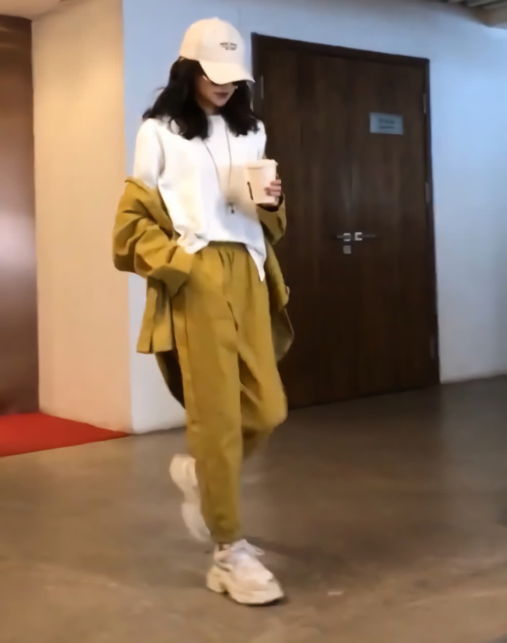 扔掉牛仔裤穿阔腿裤,白色老爹牛仔裤子穿搭高级感