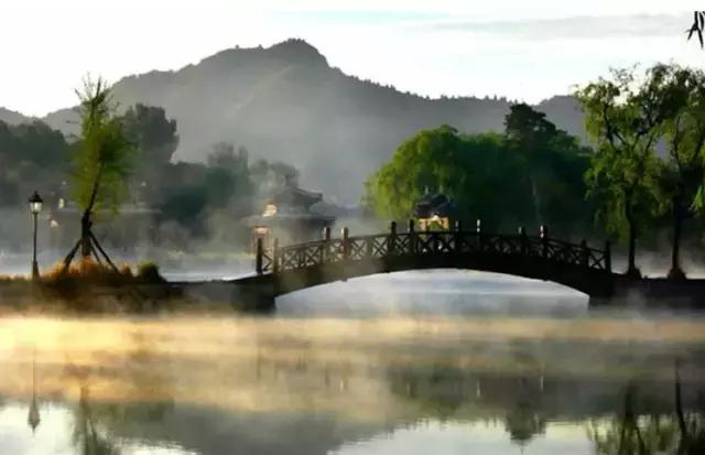 中国园林的诗情画意之美,虽由人作宛自天开的造园理念