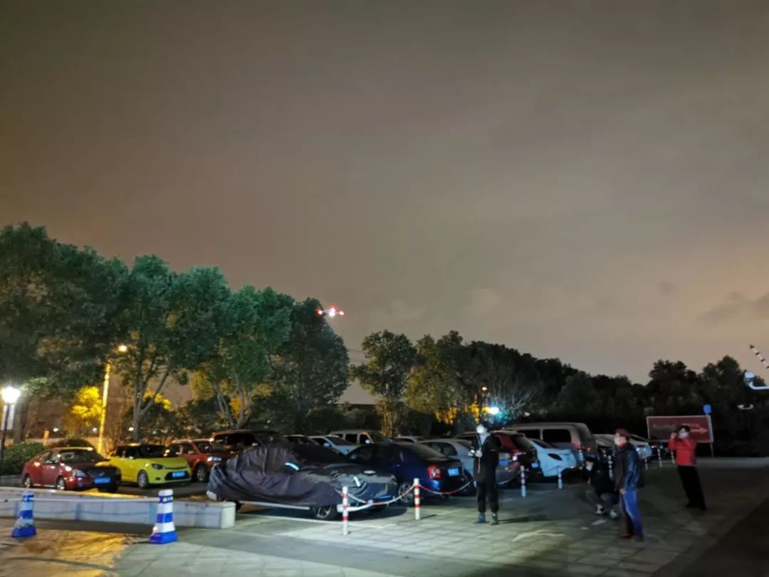 “无人机+特派快递员”，“上海堡垒”由他们铸成