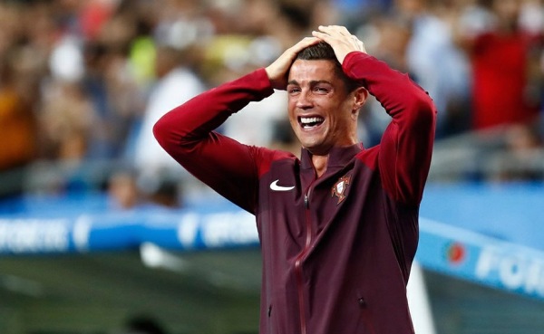 c罗还没走进更衣室就开始哭,c罗感动到哭全场视频