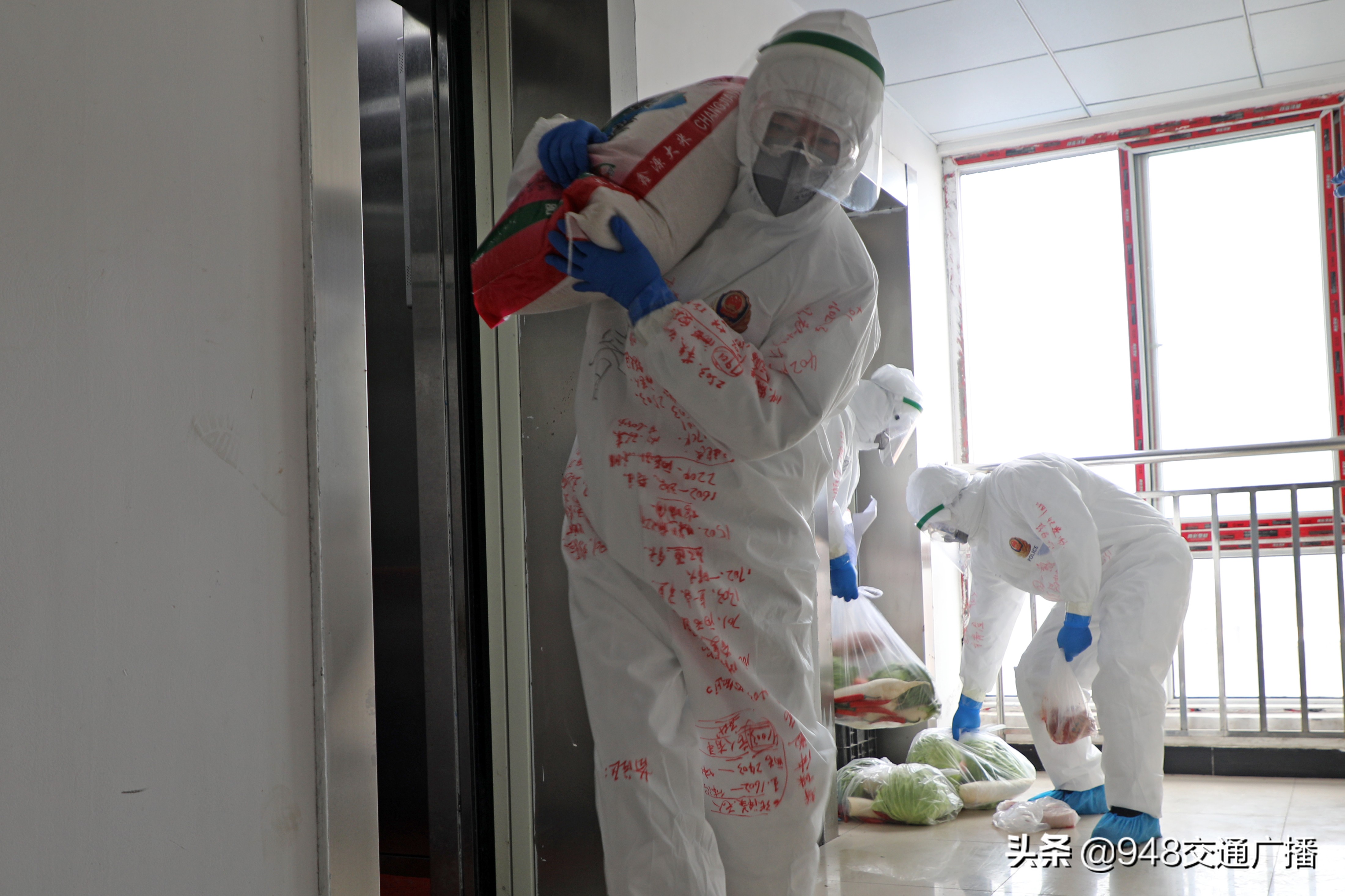 防护服简单涂鸦绘画,防护服背后写字致敬