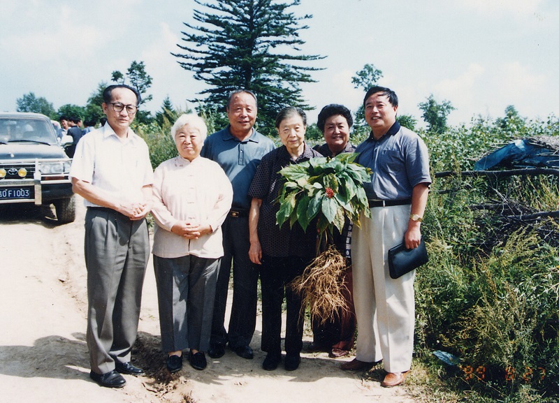 她出生教育世家，其父、兄、夫、子均是名人，*小平邓**曾为其姻缘作诗
